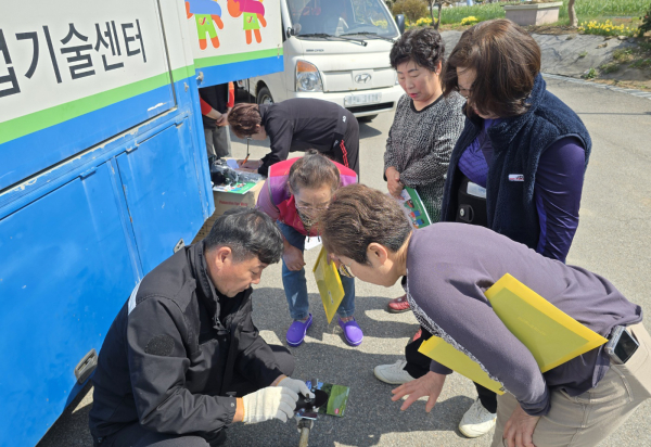 지난 8일, 대산읍 독곶1리 마을회관에서 진행된 여성농업인 농업기계 안전교육 진행 모습