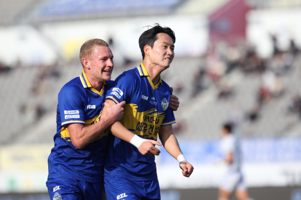 강민규의 득점후 셀레브레이션을 하고 있는 강민규와 아담