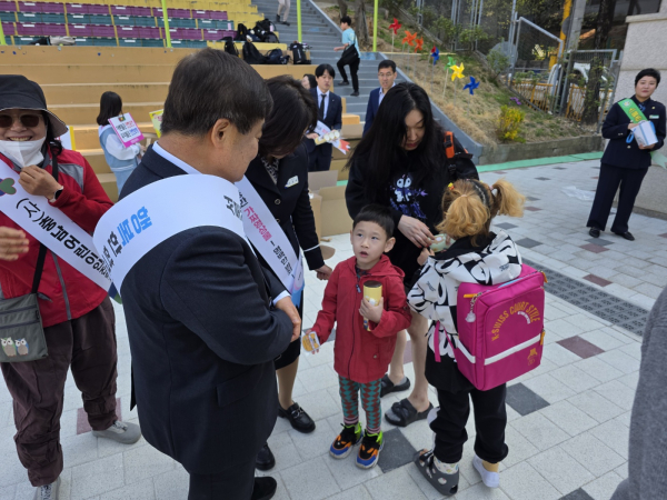 11일, 천안쌍용초등학교에서 '안전한 학교 만들기 교통안전캠페인' 진행 모습