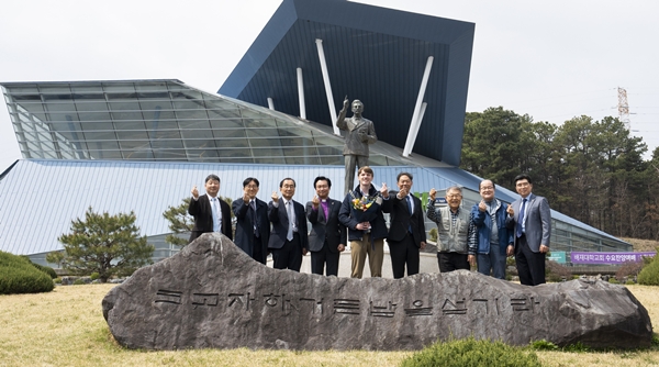 배재대 방문한 아펜젤러 선교사 고손자(가운데)