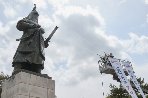 신정호 공원에서 ‘이순신 장군 동상 친수식’ 장면