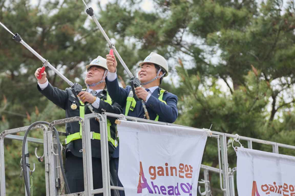 신정호 공원에서 ‘이순신 장군 동상 친수식’ 장면