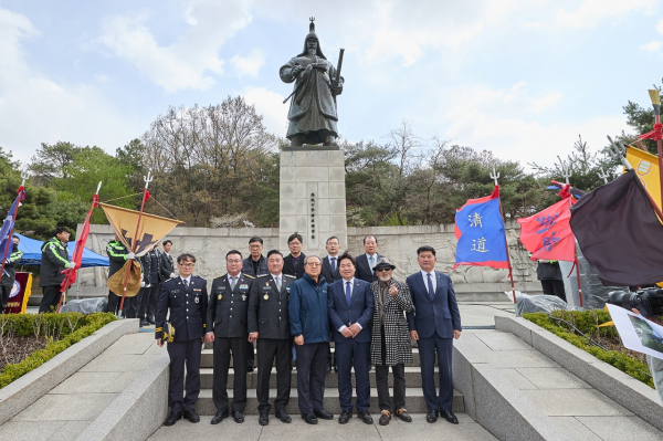 신정호 공원에서 ‘이순신 장군 동상 친수식’ 장면