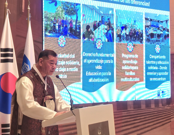 라틴아메리카 학습도시 축제_공주시 평생교육 우수사례 발표 중인 최원철 시장