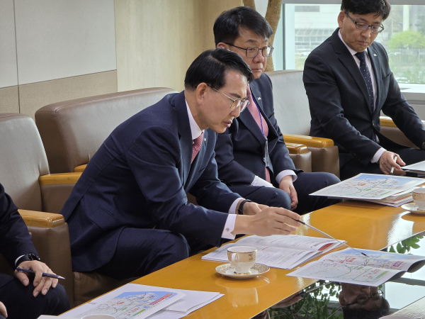 지난 14일, 이완섭 서산시장이 박상우 국토교통부 장관을 만나 면담하는 모습