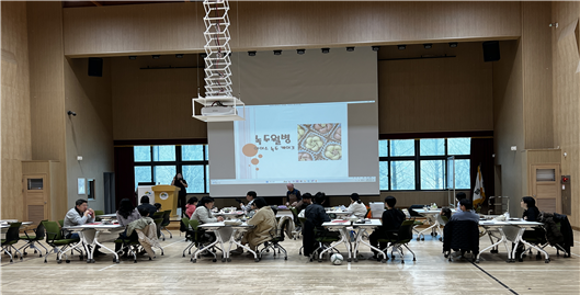 가족 별로 국산 녹두와 부재료를 이용하여 월병을 만들고 있다.