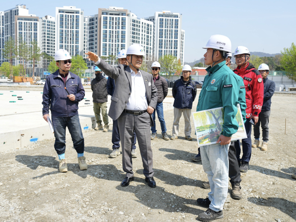 박상돈 천안시장 천안삼거리공원 현장방문 점검 모습