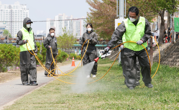 대동천변 일대에서 방역 활동을 실시하는 모습