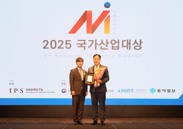 17일, 서울 서초 엘타워에서 열린 ‘2025 국가산업대상’ 시상식에서 제조품질, 환경경영 부문 대상을 각각 수상했다. 사진은 김평기 서부발전 발전처장(오른쪽)과 심사위원장인 김영규 고려대 경영대 교수가 기념촬영하는 모습