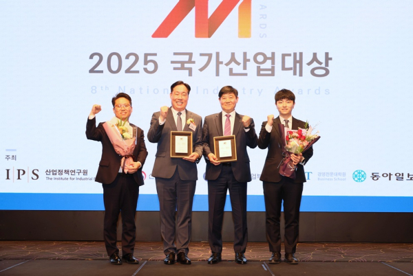 17일, 서울 서초 엘타워에서 열린 ‘2025 국가산업대상’ 시상식에서 제조품질, 환경경영 부문 대상을 각각 수상했다.