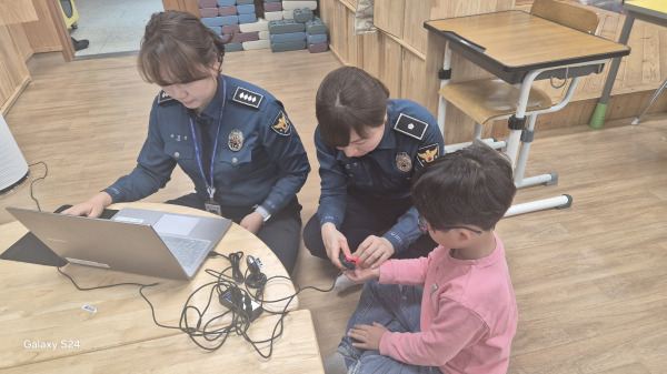 지난 3일, 대평초에서 학교전담 경찰관이 저녁 늘봄 학생의 지문을 등록하고 있다.