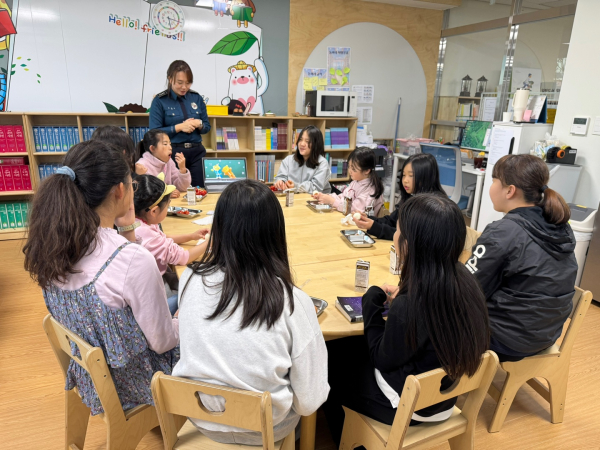 지난 15일, 해밀초에서 학교전담 경찰관과 돌봄 담당자가 저녁 늘봄 학생을 대상으로 교육을 진행하고 있다.