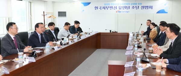 서규석 서부발전 사업부사장(왼쪽 두 번째)과 유연탄 장기계약사 실무자 등이 의견을 주고받는 모습