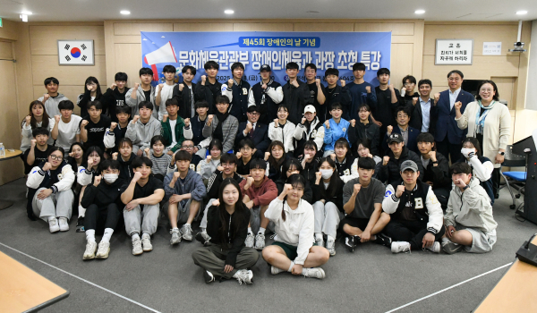 행사후 동덕호 동문과 특강에 참석한 학생들이 기념사진을 찍고 있다.(뒤에서 두 번째열 왼쪽에서 아홉 번째 홍덕호 동문)