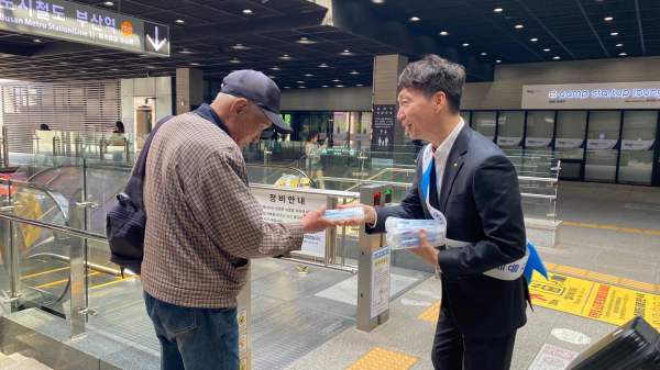 18일, 국가철도공단 안성석 영남본부장(오른쪽)이 부산역 광장에서 ‘철도교통 안전 캠페인’ 홍보물을 전달하고 있다.