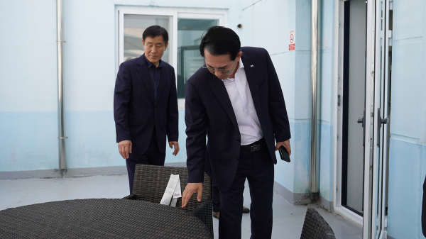 이완섭 서산시장이 18일 시설관리공단 본부사무실을 점검하는 모습