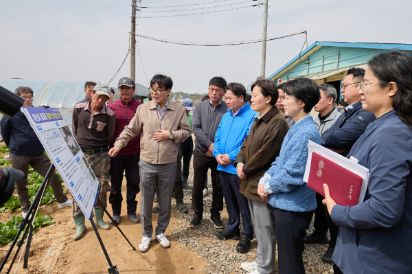 지난 17일, 송미령(왼쪽 세번째) 농림축산식품부 장관이 충남 아산시 배방읍에 있는 노지 봄배추 재배현장을 찾아 현장설명을 듣고 있다.