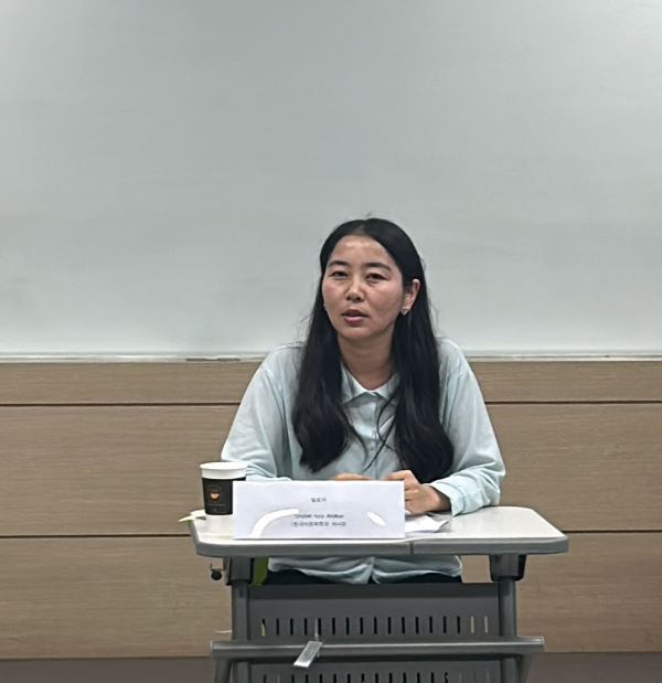 한국어문화학과 Tynybek kyzy Aitolkun 대학원생이 ‘생성형AI를 활용한 한국 신화 기반 키르기스스탄 문화콘텐츠 기획 연구’ 논문을 발표하고 있다.