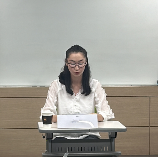 한국어문화학과 Kudusova Nazgul 대학원생이 ‘러시아 및 키르기스스탄 지역의 한국드라마 수용 연구’에 대해 발표하고 있다.