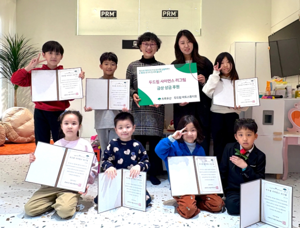 초록우산 이정아 팀장, 두드림아트스튜디오 이슬기 원장 및 원생 일동&nbsp;(사진=초록우산 제공)