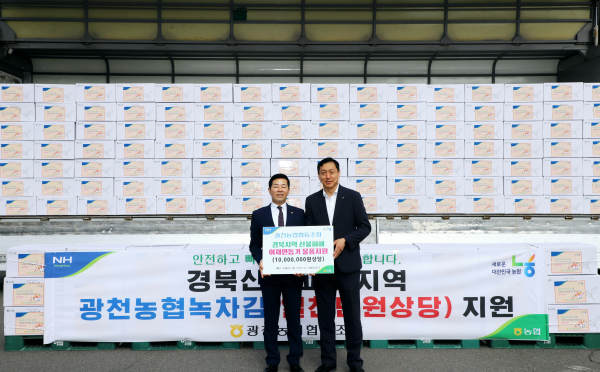 이보형 조합장(왼쪽)과 정해웅 본부장(오른쪽)이 전달식 기념촬영을 하고 있다.