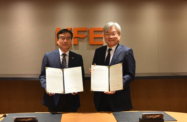 왼쪽부터 핵융합연 오영국 원장과 (주)인애이블퓨전 이경수 대표