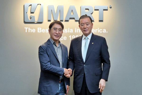 H마트 방문 기념사진   * aT 홍문표 사장(우측), H마트 권일연 대표(좌측)