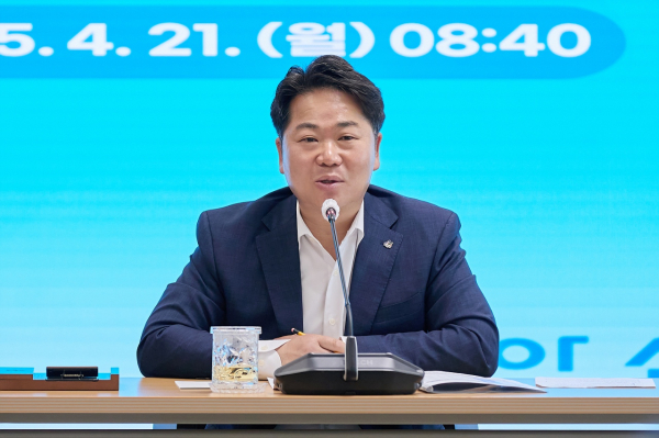 21일 아산시청 상황실에서 열린 주간간부회의 모습