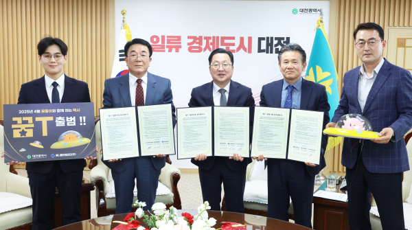 (왼쪽부터) (주)에니콜모빌리티 김태훈 대표이사, 개인택시운송사업조합 김준언 이사장, 대전광역시장,  (주)에니콜모빌리티 김성태 회장, 남시덕 대전시교통국장