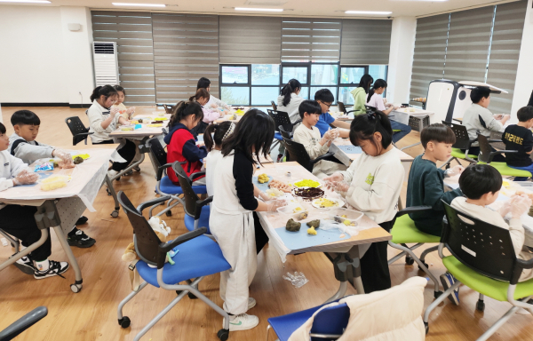 태안군립안면도서관 도서관의 날 행사 모습.(떡만들기)