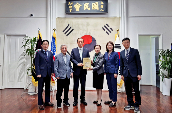대한인국민회 기념관 방문 기념사진  * aT 홍문표 사장(좌측 3번째), 대한인국민회 기념재단 클라라 원 이사장(좌측4번째), 대한인국민회 기념재단 최형호 상임이사(좌측2번째)