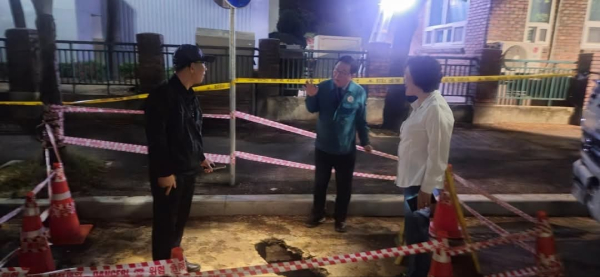 장종태 의원이 20일 정림동 땅꺼짐 현장을 찾은 모습(장 의원 SNS 갈무리)