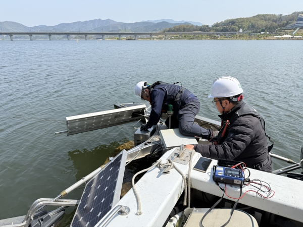 지난 16일 한국수자원공사 낙동강보관리단에서 물순환장치를 점검하고 시운전 준비를 하고 있다.