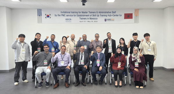 지난 21일, 모코로 직업훈련 마스터 트레이너 초청연수에 참가하는 연수생들이 단체 기념사진