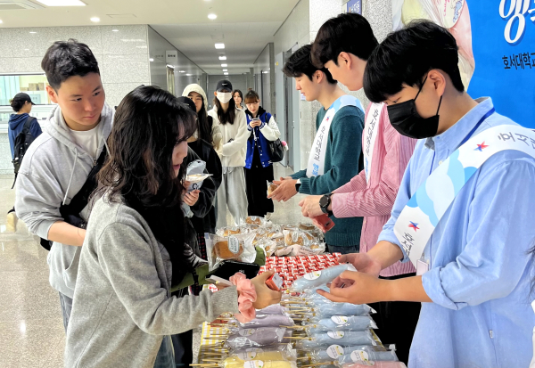 호서대 행복기숙사 학생들이 런치박스와 간식을 받고 있다