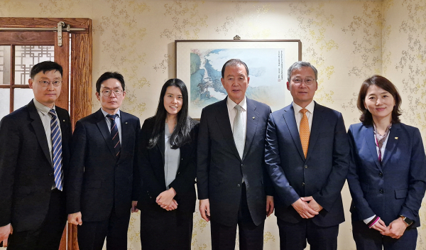 주로스앤젤레스총영사관 간담회 기념사진 * aT 홍문표 사장(우측 3번째), 주로스앤젤레스총영사 김영완(우측 2번째)