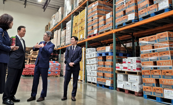 신선농산물 수입유통업체 마퀴스 방문 현장사진 * aT 홍문표 사장(좌측 2번째), 마퀴스 신건진 대표(좌측 3번째)
