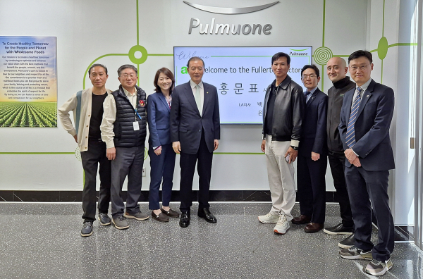 풀무원푸드USA 방문 기념사진 * aT 홍문표 사장(좌측 4번째), 풀무원푸드USA 조길수 대표(좌측 5번째)