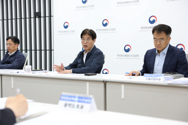 김형렬 행복청장(가운데)이 정부세종청사 6동에서 중대산업‧시민재해 관련 의무이행사항을 점검하고 있다