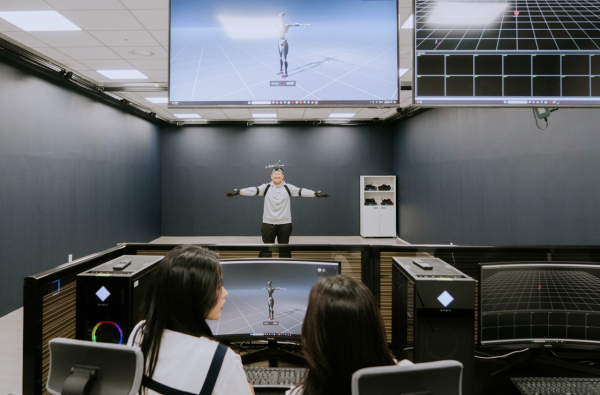 단국대 학생들이 바이오헬스플래닛에서 AI·로봇·IoT 기술을 활용한 체험을 진행하고 있다.