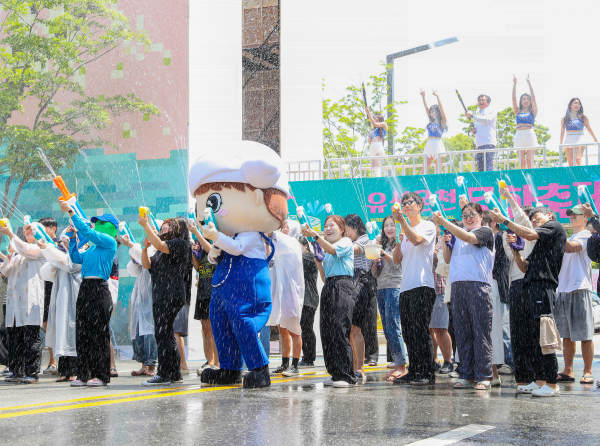유성온천문화축제의 ‘온천수 물총 스플래쉬’ 모습