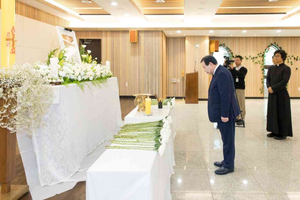 최민호 시장, 프란치스코 교황 선종 헌화 애도 모습