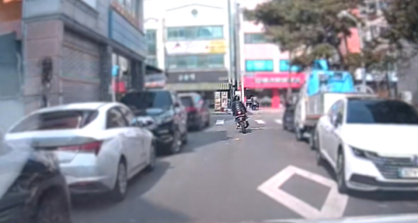 번호판을 부착하지 않고 난폭 운전을 한 10대가 경찰의 정차 명령을 어기고 도주하는 모습