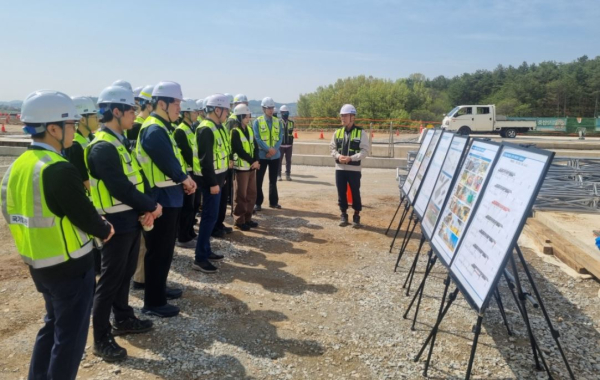 호남본부 직원들이 24일 호남고속철도 2단계 2공구 현장에서 사업 및 PSM공법에 대한 설명을 듣고 있다.