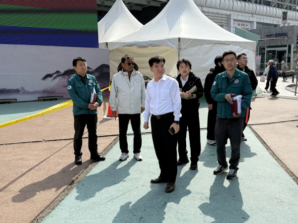 제64회 아산 성웅 이순신축제가 열리는 온양온천역 일원에서 안전점검을 실시하고 있다