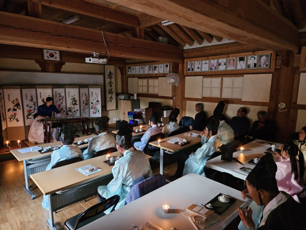 과거 시간여행으로 명상과 다도를 하며 선비 문화를 향유하는 모습