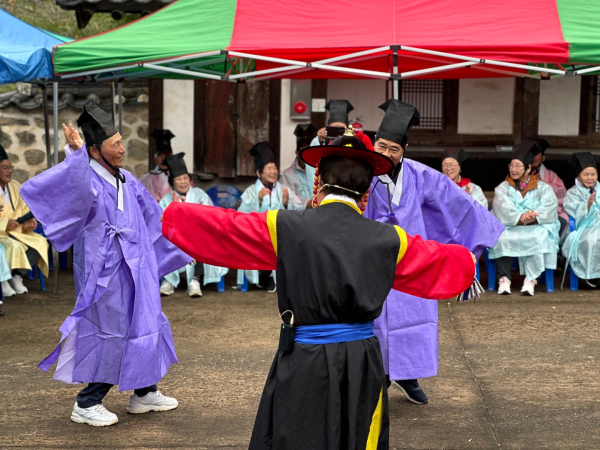 유생복을 입고 선비 인사를 나누며 열린 마당극에 참여하는 모습