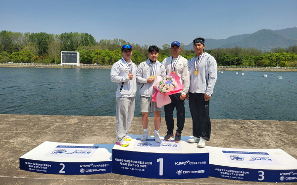 서울올림픽기념국민체육진흥공단배 제16회 전국카누경기에서 메달 획득을 기념하는 모습