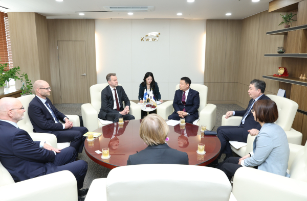 25일 경기도 과천 한강유역본부를 찾은 핀란드 외교대표단과 우크라이나 전후 재건사업에 대한 협력 방안을 논의하고 있다.