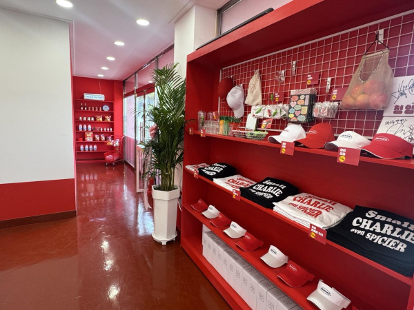 새롭게 문을 연 찰리와 고추빵공장 카페의 내부 모습